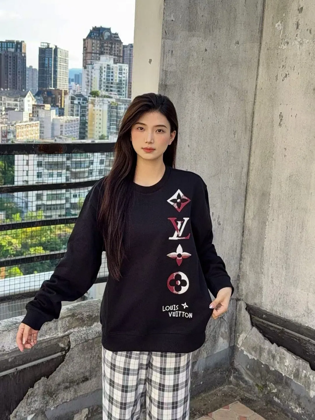 Louis Vuitton/Louis Vuitton 25Fw contrasting color four-flower embroidery crew neck sweatshirt